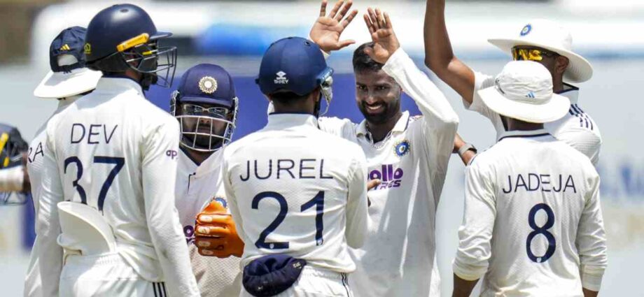 গলে বিশাল জয়ের পরও কলম্বো টেস্টে ভারতের প্রথম একাদশে রদবদলের আবহ, আতশকাচের নিচে কুলদীপের পারফরম্যান্স গলে বিশাল জয়ের পরও কলম্বো টেস্টে ভারতের প্রথম একাদশে রদবদলের আবহ, আতশকাচের নিচে কুলদীপের পারফরম্যান্স