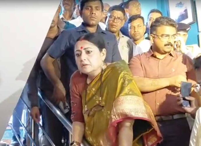 অন্নপূর্ণা প্রকল্প ঘিরে রাজ্যজুড়ে ক্ষোভের আগুন: ব্যাহত ট্রেন ও যান চলাচল, প্রশাসনিক বৈঠকে এসে বিফোর মন্ত্রীর আশ্বাস অন্নপূর্ণা প্রকল্প ঘিরে রাজ্যজুড়ে ক্ষোভের আগুন: ব্যাহত ট্রেন ও যান চলাচল, প্রশাসনিক বৈঠকে এসে বিফোর মন্ত্রীর আশ্বাস