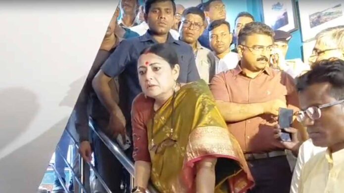 অন্নপূর্ণা প্রকল্প ঘিরে রাজ্যজুড়ে ক্ষোভের আগুন: ব্যাহত ট্রেন ও যান চলাচল, প্রশাসনিক বৈঠকে এসে বিফোর মন্ত্রীর আশ্বাস