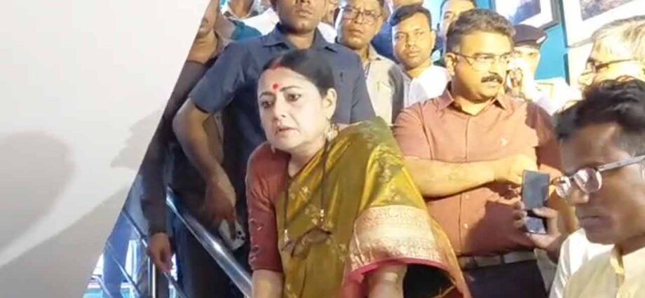 অন্নপূর্ণা প্রকল্প ঘিরে রাজ্যজুড়ে ক্ষোভের আগুন: ব্যাহত ট্রেন ও যান চলাচল, প্রশাসনিক বৈঠকে এসে বিফোর মন্ত্রীর আশ্বাস অন্নপূর্ণা প্রকল্প ঘিরে রাজ্যজুড়ে ক্ষোভের আগুন: ব্যাহত ট্রেন ও যান চলাচল, প্রশাসনিক বৈঠকে এসে বিফোর মন্ত্রীর আশ্বাস