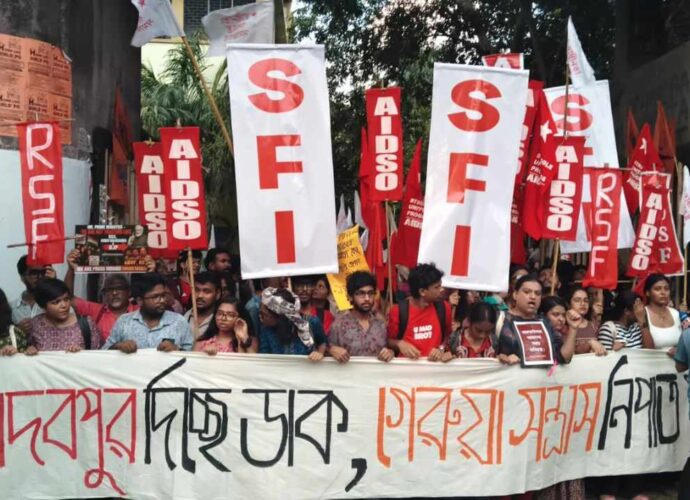 যাদবপুর কাণ্ড: বহিরাগত তাণ্ডবের প্রতিবাদে বামপন্থীদের সুবিশাল মিছিল, কলকাতা বিশ্ববিদ্যালয়ে এবিভিপি-র পাল্টা বিক্ষোভ