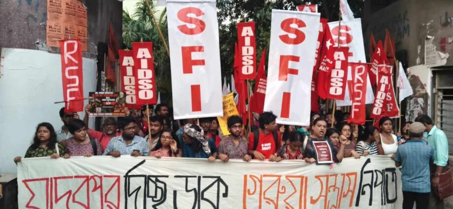 যাদবপুর কাণ্ড: বহিরাগত তাণ্ডবের প্রতিবাদে বামপন্থীদের সুবিশাল মিছিল, কলকাতা বিশ্ববিদ্যালয়ে এবিভিপি-র পাল্টা বিক্ষোভ যাদবপুর কাণ্ড: বহিরাগত তাণ্ডবের প্রতিবাদে বামপন্থীদের সুবিশাল মিছিল, কলকাতা বিশ্ববিদ্যালয়ে এবিভিপি-র পাল্টা বিক্ষোভ