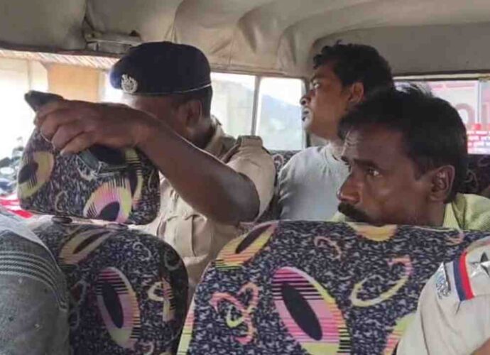 ইন্দাস তাণ্ডব ও হত্যাকাণ্ড: পূর্ব বর্ধমান থেকে আরও ২ অভিযুক্ত গ্রেফতার, মোট ধৃত বেড়ে ১১ ইন্দাস তাণ্ডব ও হত্যাকাণ্ড: পূর্ব বর্ধমান থেকে আরও ২ অভিযুক্ত গ্রেফতার, মোট ধৃত বেড়ে ১১