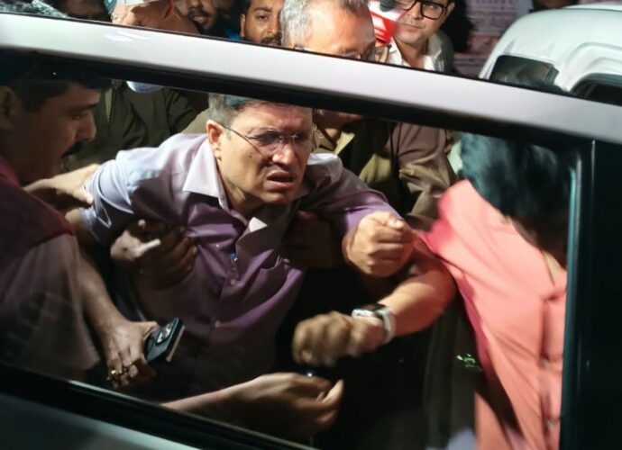 যাদবপুর বিশ্ববিদ্যালয়ে উত্তেজনা: বৈঠক শেষে বেরোনোর সময় পড়ে গেলেন উপাচার্য চিরঞ্জীব ভট্টাচার্য