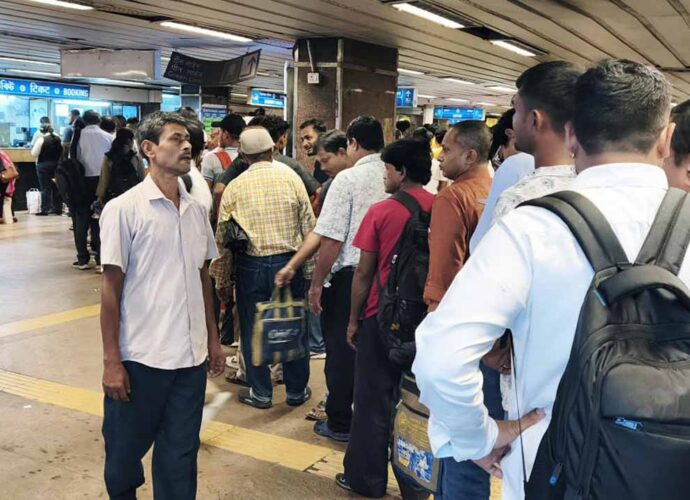 পার্ক স্ট্রিটে রেক বিকল হয়ে ব্যাহত কলকাতা মেট্রো পরিষেবা, চরম ভোগান্তির শিকার অফিসযাত্রীরা পার্ক স্ট্রিটে রেক বিকল হয়ে ব্যাহত কলকাতা মেট্রো পরিষেবা, চরম ভোগান্তির শিকার অফিসযাত্রীরা