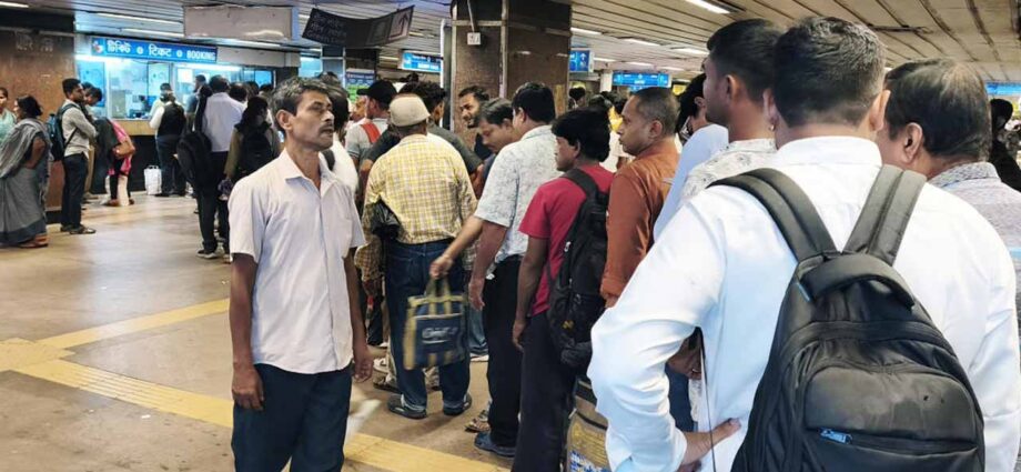পার্ক স্ট্রিটে রেক বিকল হয়ে ব্যাহত কলকাতা মেট্রো পরিষেবা, চরম ভোগান্তির শিকার অফিসযাত্রীরা পার্ক স্ট্রিটে রেক বিকল হয়ে ব্যাহত কলকাতা মেট্রো পরিষেবা, চরম ভোগান্তির শিকার অফিসযাত্রীরা