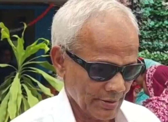 ভুলের জেরে অ্যাকাউন্টে ঢোকে অন্নপূর্ণা যোজনার টাকা, সততার উদাহরণ তৈরি করে বিডিও অফিসে গিয়ে ফেরত দিলেন বৃদ্ধ ভুলের জেরে অ্যাকাউন্টে ঢোকে অন্নপূর্ণা যোজনার টাকা, সততার উদাহরণ তৈরি করে বিডিও অফিসে গিয়ে ফেরত দিলেন বৃদ্ধ