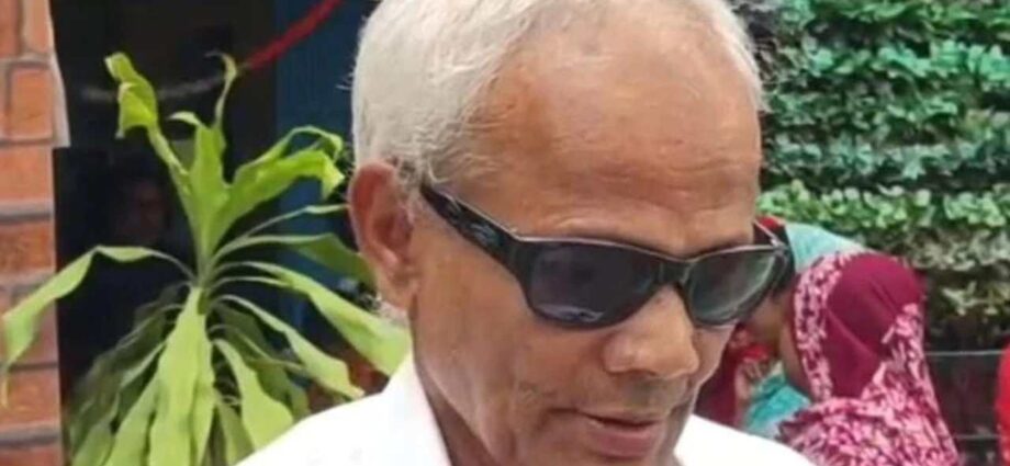 ভুলের জেরে অ্যাকাউন্টে ঢোকে অন্নপূর্ণা যোজনার টাকা, সততার উদাহরণ তৈরি করে বিডিও অফিসে গিয়ে ফেরত দিলেন বৃদ্ধ ভুলের জেরে অ্যাকাউন্টে ঢোকে অন্নপূর্ণা যোজনার টাকা, সততার উদাহরণ তৈরি করে বিডিও অফিসে গিয়ে ফেরত দিলেন বৃদ্ধ