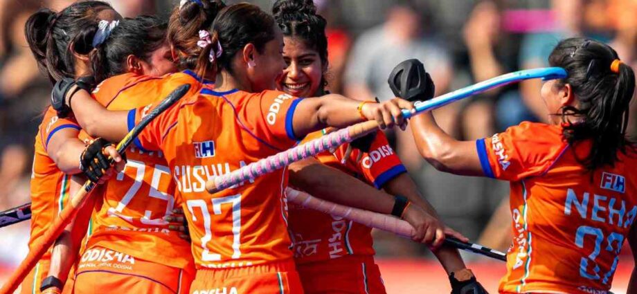 ৫২ বছর পর হকি বিশ্বকাপে ইতিহাস ভারতের: জার্মানিকে হারিয়ে পঞ্চম স্থান অর্জন মেয়েদের দলের ৫২ বছর পর হকি বিশ্বকাপে ইতিহাস ভারতের: জার্মানিকে হারিয়ে পঞ্চম স্থান অর্জন মেয়েদের দলের