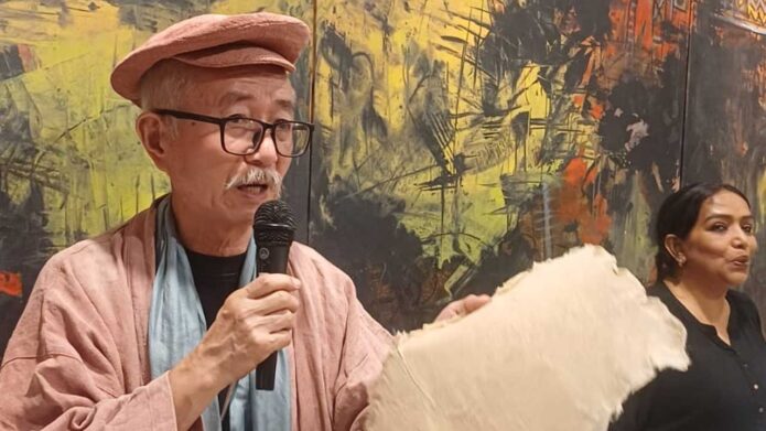 বাংলার মাটিতে জাপানি ‘ওয়াশি’ কাগজের নবজাগরণ: বিশ্বখ্যাত শিল্পী আসাও শিমুরার কর্মশালায় মুগ্ধ শিল্পমহল বাংলার মাটিতে জাপানি ‘ওয়াশি’ কাগজের নবজাগরণ: বিশ্বখ্যাত শিল্পী আসাও শিমুরার কর্মশালায় মুগ্ধ শিল্পমহল