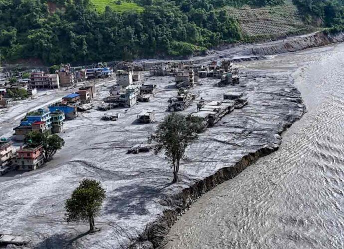 নেপালে হড়পা বান: নিখোঁজ পশ্চিমবঙ্গের ৩৯, উদ্ধারকাজে বিদেশি সহায়তায় সম্মত কাঠমান্ডু