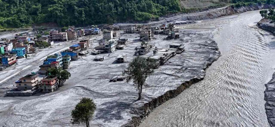 নেপালে হড়পা বান: নিখোঁজ পশ্চিমবঙ্গের ৩৯, উদ্ধারকাজে বিদেশি সহায়তায় সম্মত কাঠমান্ডু নেপালে হড়পা বান: নিখোঁজ পশ্চিমবঙ্গের ৩৯, উদ্ধারকাজে বিদেশি সহায়তায় সম্মত কাঠমান্ডু