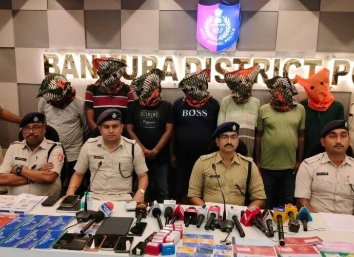 দেশ জুড়ে ৭২ কোটি টাকার সাইবার প্রতারণায় যুক্ত সাত মাথা গ্রেফতার, ‘হটস্পট’ বাঁকুড়া! উদ্ধার বিপুল সরঞ্জাম
