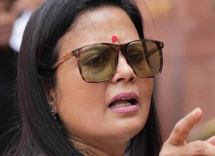 আইপিএস ও আইএএস অফিসারদের নিয়ে সমাজমাধ্যম পোস্টের জেরে মহুয়া মৈত্রের বিরুদ্ধে জামিন-অযোগ্য ধারায় মামলা, ডায়মন্ড হারবার থানায় তলব আইপিএস ও আইএএস অফিসারদের নিয়ে সমাজমাধ্যম পোস্টের জেরে মহুয়া মৈত্রের বিরুদ্ধে জামিন-অযোগ্য ধারায় মামলা, ডায়মন্ড হারবার থানায় তলব