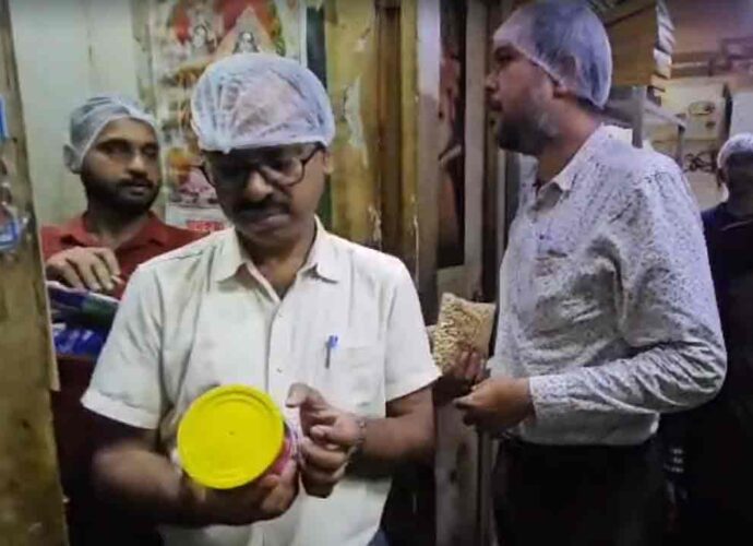উত্তর ২৪ পরগনা ও পূর্ব বর্ধমানে খাদ্য দফতরের অভিযান: রেস্তরাঁ ও ফুড কোর্টে মিলল পচা মাংস, অস্বাস্থ্যকর খাবার