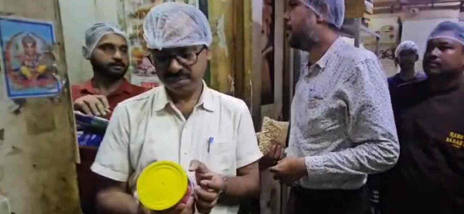 উত্তর ২৪ পরগনা ও পূর্ব বর্ধমানে খাদ্য দফতরের অভিযান: রেস্তরাঁ ও ফুড কোর্টে মিলল পচা মাংস, অস্বাস্থ্যকর খাবার