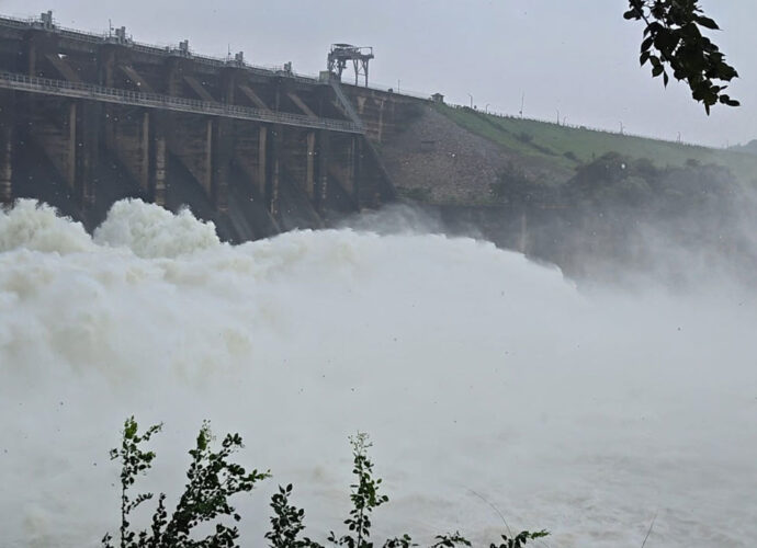 দামোদরে জল ছাড়া শুরু ডিভিসির: পাঞ্চেত ও মাইথন থেকে ১ লক্ষ ২০ হাজার কিউসেক জল ছাড়ায় প্লাবনের আশঙ্কা