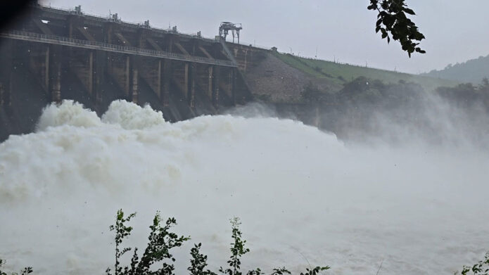 দামোদরে জল ছাড়া শুরু ডিভিসির: পাঞ্চেত ও মাইথন থেকে ১ লক্ষ ২০ হাজার কিউসেক জল ছাড়ায় প্লাবনের আশঙ্কা দামোদরে জল ছাড়া শুরু ডিভিসির: পাঞ্চেত ও মাইথন থেকে ১ লক্ষ ২০ হাজার কিউসেক জল ছাড়ায় প্লাবনের আশঙ্কা