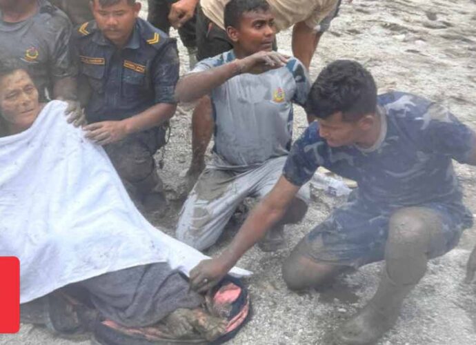 ১০ দিন ধরে ধ্বংসস্তূপে চাপা থাকার পর নেপালে জীবিত উদ্ধার ৬০ বছরের বৃদ্ধা, উদ্ধার চিনা শ্রমিকও ১০ দিন ধরে ধ্বংসস্তূপে চাপা থাকার পর নেপালে জীবিত উদ্ধার ৬০ বছরের বৃদ্ধা, উদ্ধার চিনা শ্রমিকও
