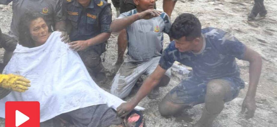 ১০ দিন ধরে ধ্বংসস্তূপে চাপা থাকার পর নেপালে জীবিত উদ্ধার ৬০ বছরের বৃদ্ধা, উদ্ধার চিনা শ্রমিকও ১০ দিন ধরে ধ্বংসস্তূপে চাপা থাকার পর নেপালে জীবিত উদ্ধার ৬০ বছরের বৃদ্ধা, উদ্ধার চিনা শ্রমিকও