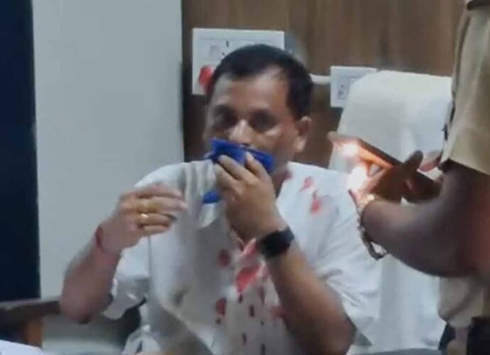 শিক্ষক দিবসের ভোজসভাকে কেন্দ্র করে রণক্ষেত্র জলপাইগুড়ি জেলা স্কুল, প্রধানশিক্ষক নিগ্রহের ঘটনায় নবান্নের বিবৃতি শিক্ষক দিবসের ভোজসভাকে কেন্দ্র করে রণক্ষেত্র জলপাইগুড়ি জেলা স্কুল, প্রধানশিক্ষক নিগ্রহের ঘটনায় নবান্নের বিবৃতি