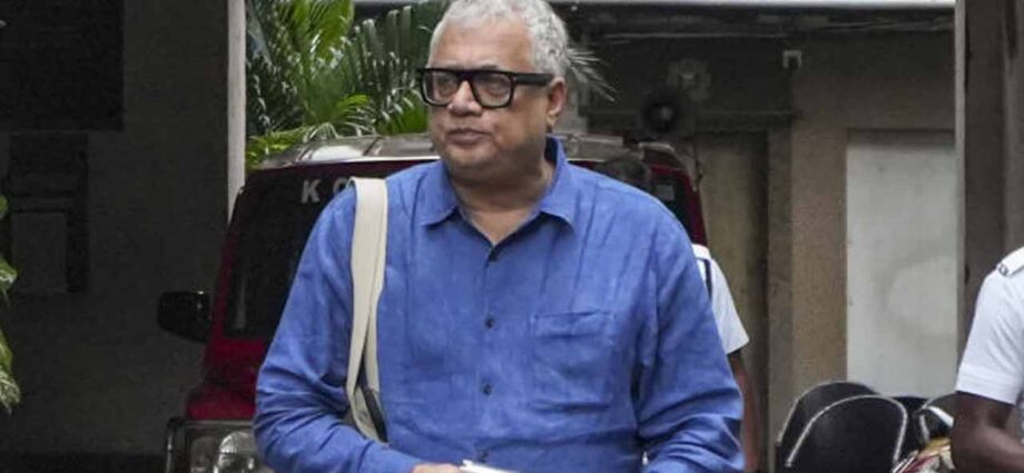 ক্যামাক স্ট্রিট কাণ্ড: শেক্সপিয়র সরণি থানায় প্রায় সাড়ে পাঁচ ঘণ্টা জিজ্ঞাসাবাদ ডেরেক ও’ব্রায়েনকে ক্যামাক স্ট্রিট কাণ্ড: শেক্সপিয়র সরণি থানায় প্রায় সাড়ে পাঁচ ঘণ্টা জিজ্ঞাসাবাদ ডেরেক ও’ব্রায়েনকে