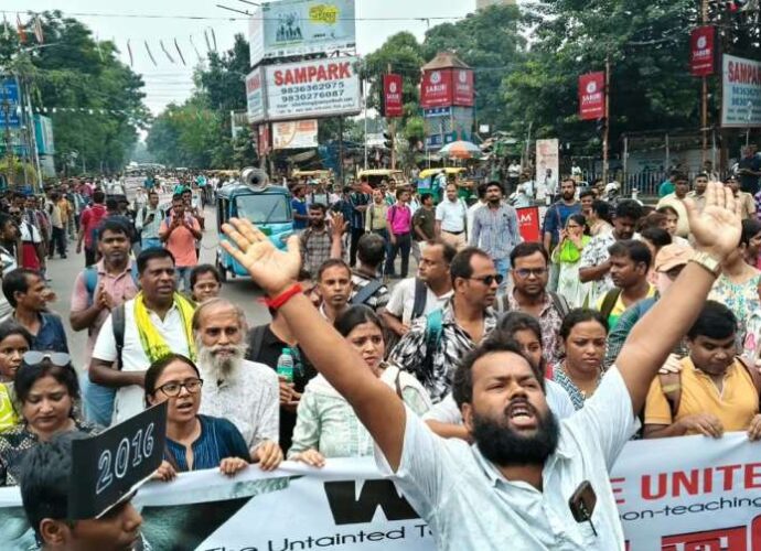 দুর্গাপূজার আগেই বকেয়া বেতনের দাবি চাকরিহারা ‘যোগ্য’ শিক্ষাকর্মীদের, বৃহত্তর আন্দোলনের হুঁশিয়ারি