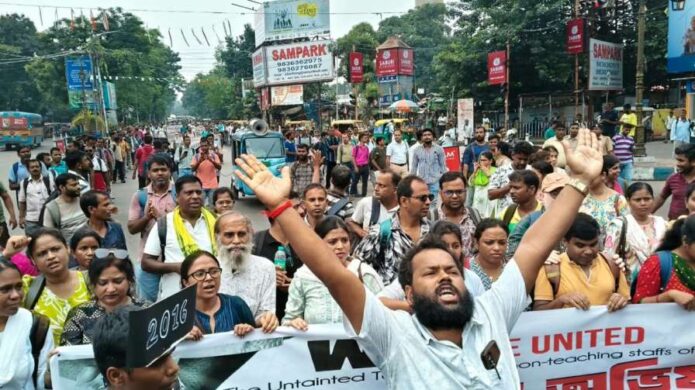 দুর্গাপূজার আগেই বকেয়া বেতনের দাবি চাকরিহারা ‘যোগ্য’ শিক্ষাকর্মীদের, বৃহত্তর আন্দোলনের হুঁশিয়ারি