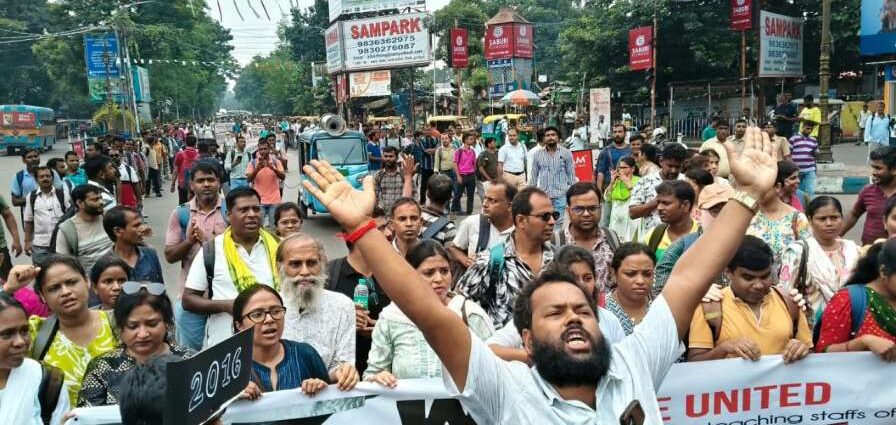 দুর্গাপূজার আগেই বকেয়া বেতনের দাবি চাকরিহারা ‘যোগ্য’ শিক্ষাকর্মীদের, বৃহত্তর আন্দোলনের হুঁশিয়ারি দুর্গাপূজার আগেই বকেয়া বেতনের দাবি চাকরিহারা ‘যোগ্য’ শিক্ষাকর্মীদের, বৃহত্তর আন্দোলনের হুঁশিয়ারি