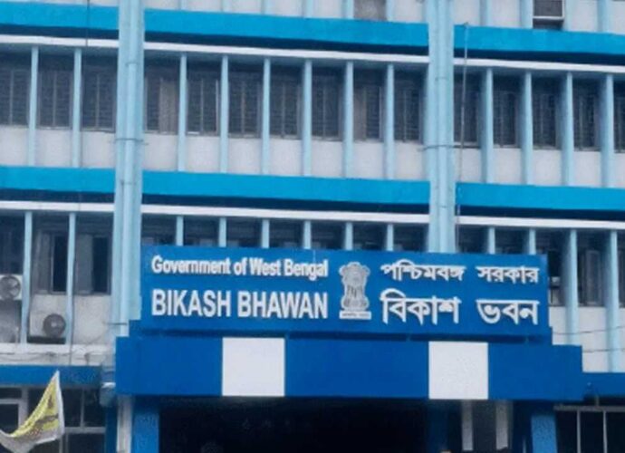 মন্ত্রী ও সাংসদদের পর এ বার রাজ্যের ১৭১টি কলেজের পরিচালন সমিতির মাথায় একাধিক বিজেপি নেতা-নেত্রী মন্ত্রী ও সাংসদদের পর এ বার রাজ্যের ১৭১টি কলেজের পরিচালন সমিতির মাথায় একাধিক বিজেপি নেতা-নেত্রী