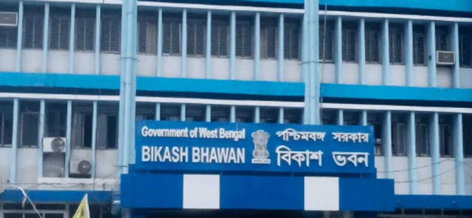 মন্ত্রী ও সাংসদদের পর এ বার রাজ্যের ১৭১টি কলেজের পরিচালন সমিতির মাথায় একাধিক বিজেপি নেতা-নেত্রী
