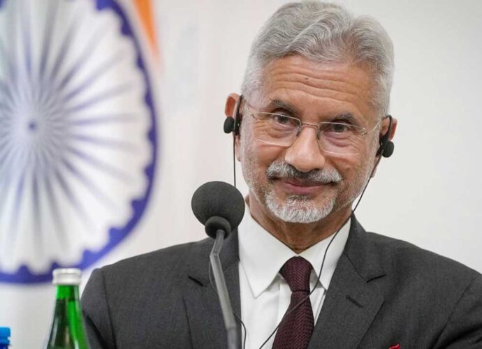 এশিয়ান গেমসের উদ্বোধনী অনুষ্ঠান: পোশাক ও জুতোর অব্যবস্থা, অন্যের পোশাক ধার করে পতাকাবাহক মনু ভাকের