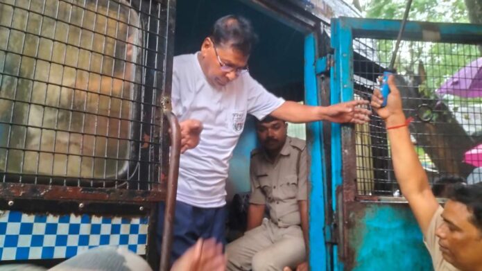 আর্থিক প্রতারণা মামলায় ধৃত প্রাক্তন তৃণমূল বিধায়ক অজিত মাইতিকে চার দিনের পুলিশি হেফাজতের নির্দেশ আর্থিক প্রতারণা মামলায় ধৃত প্রাক্তন তৃণমূল বিধায়ক অজিত মাইতিকে চার দিনের পুলিশি হেফাজতের নির্দেশ