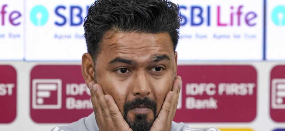 সাদা বলের দল থেকে বাদ পড়েও আত্মবিশ্বাসী ঋষভ পন্থ: “সবকিছুই খেলোয়াড়জীবনের অংশ, নিজের যোগ্যতা প্রমাণের সুযোগ পাইনি” সাদা বলের দল থেকে বাদ পড়েও আত্মবিশ্বাসী ঋষভ পন্থ: “সবকিছুই খেলোয়াড়জীবনের অংশ, নিজের যোগ্যতা প্রমাণের সুযোগ পাইনি”