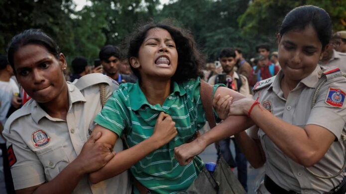 মুখ্য নির্বাচন কমিশনার জ্ঞানেশ কুমারের পদত্যাগের দাবিতে উত্তাল দিল্লি, বিক্ষোভ মিছিল ও দীর্ঘ আন্দোলনের ডাক বিরোধীদের মুখ্য নির্বাচন কমিশনার জ্ঞানেশ কুমারের পদত্যাগের দাবিতে উত্তাল দিল্লি, বিক্ষোভ মিছিল ও দীর্ঘ আন্দোলনের ডাক বিরোধীদের