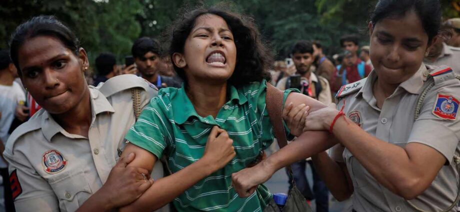 মুখ্য নির্বাচন কমিশনার জ্ঞানেশ কুমারের পদত্যাগের দাবিতে উত্তাল দিল্লি, বিক্ষোভ মিছিল ও দীর্ঘ আন্দোলনের ডাক বিরোধীদের মুখ্য নির্বাচন কমিশনার জ্ঞানেশ কুমারের পদত্যাগের দাবিতে উত্তাল দিল্লি, বিক্ষোভ মিছিল ও দীর্ঘ আন্দোলনের ডাক বিরোধীদের