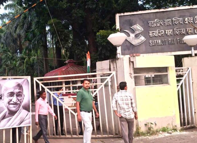 উপাচার্যের পদত্যাগের দাবিতে এসআরএফটিআইয়ে লাগাতার অবস্থান পড়ুয়াদের, ২৭ সেপ্টেম্বর ও ৪ অক্টোবরের গোলমাল ঘিরে ক্ষোভ