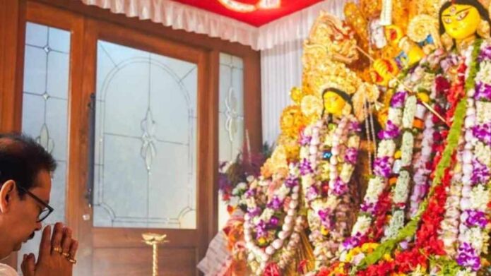 তিন শতাব্দীর পারিবারিক ঐতিহ্যে উমার আরাধনা, দ্বিতীয় বছরে সল্টলেকের ‘মৌ-এর দুর্গাবাড়ি’ তিন শতাব্দীর পারিবারিক ঐতিহ্যে উমার আরাধনা, দ্বিতীয় বছরে সল্টলেকের ‘মৌ-এর দুর্গাবাড়ি’