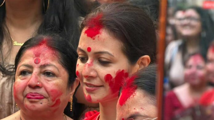 সিঁদুরখেলায় মেতে উঠলেন কোয়েল মল্লিক, মল্লিকবাড়ির দশমীতে সাবেকি সাজে ধরা দিলেন অভিনেত্রী সিঁদুরখেলায় মেতে উঠলেন কোয়েল মল্লিক, মল্লিকবাড়ির দশমীতে সাবেকি সাজে ধরা দিলেন অভিনেত্রী