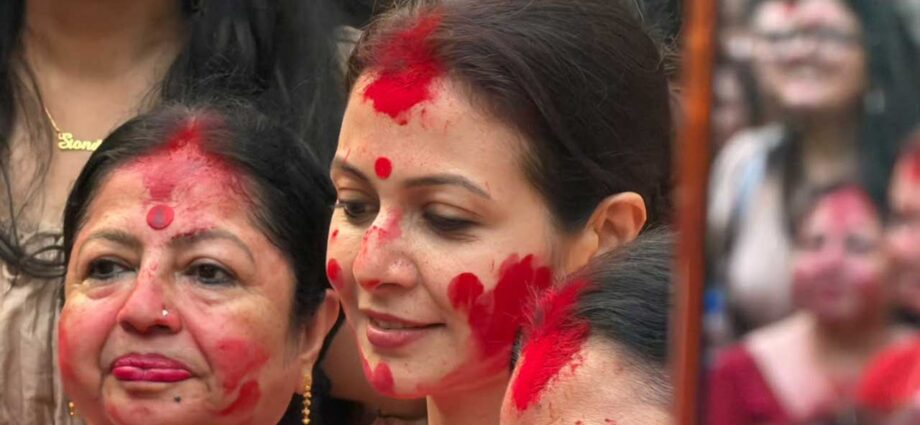 সিঁদুরখেলায় মেতে উঠলেন কোয়েল মল্লিক, মল্লিকবাড়ির দশমীতে সাবেকি সাজে ধরা দিলেন অভিনেত্রী সিঁদুরখেলায় মেতে উঠলেন কোয়েল মল্লিক, মল্লিকবাড়ির দশমীতে সাবেকি সাজে ধরা দিলেন অভিনেত্রী