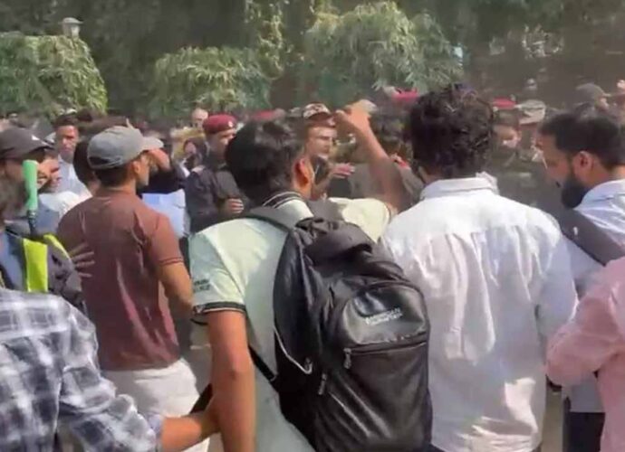 ছাত্র সংসদ নির্বাচনের দাবিতে উত্তাল জামিয়া মিলিয়া ইসলামিয়া, অনলাইনে পঠনপাঠনের নির্দেশ বিশ্ববিদ্যালয় কর্তৃপক্ষের ছাত্র সংসদ নির্বাচনের দাবিতে উত্তাল জামিয়া মিলিয়া ইসলামিয়া, অনলাইনে পঠনপাঠনের নির্দেশ বিশ্ববিদ্যালয় কর্তৃপক্ষের