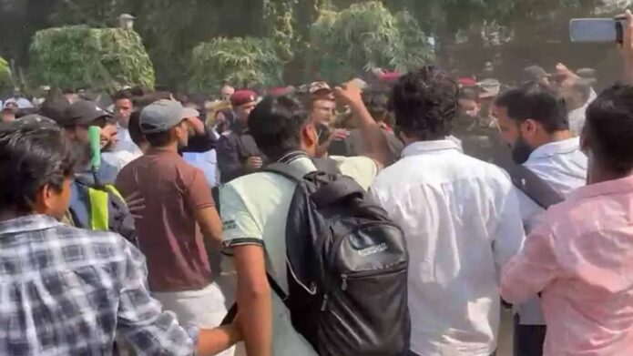 ছাত্র সংসদ নির্বাচনের দাবিতে উত্তাল জামিয়া মিলিয়া ইসলামিয়া, অনলাইনে পঠনপাঠনের নির্দেশ বিশ্ববিদ্যালয় কর্তৃপক্ষের ছাত্র সংসদ নির্বাচনের দাবিতে উত্তাল জামিয়া মিলিয়া ইসলামিয়া, অনলাইনে পঠনপাঠনের নির্দেশ বিশ্ববিদ্যালয় কর্তৃপক্ষের