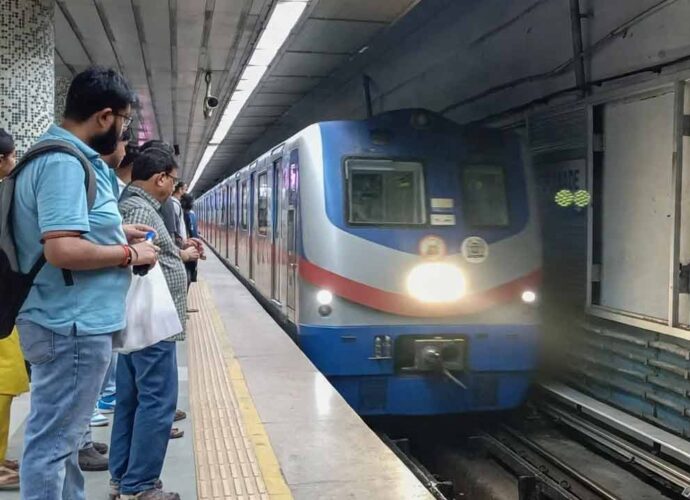 রবিবার ন’ঘণ্টা বন্ধ ব্লু লাইনের একাংশে মেট্রো পরিষেবা, ভোগান্তির আশঙ্কা যাত্রীদের রবিবার ন’ঘণ্টা বন্ধ ব্লু লাইনের একাংশে মেট্রো পরিষেবা, ভোগান্তির আশঙ্কা যাত্রীদের
