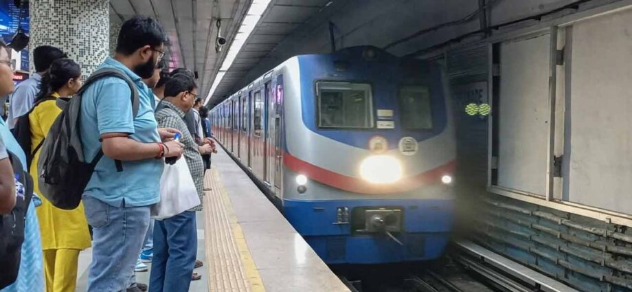 রবিবার ন’ঘণ্টা বন্ধ ব্লু লাইনের একাংশে মেট্রো পরিষেবা, ভোগান্তির আশঙ্কা যাত্রীদের